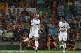 亚冬会冰球比赛，日本队用冰刀踢中国队球员脸部 围攻门将